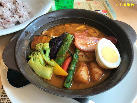 彩り野菜と濃厚ベーコンのスパイシースープカレー 雑穀米セット