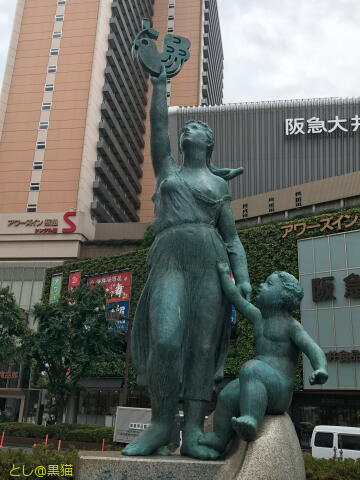 大井町駅前のロータリーにある平和の銅像