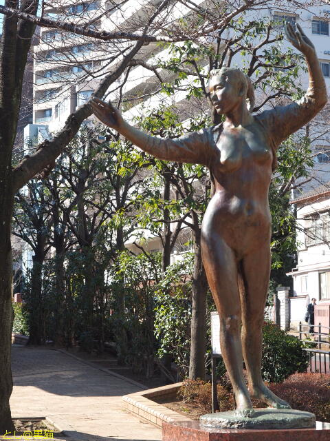 播磨坂の裸婦像
